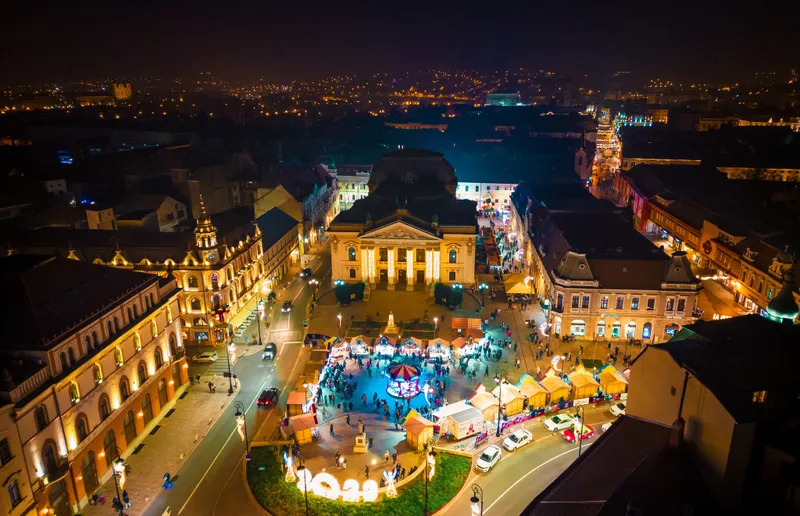 A început Târgul de Crăciun. Zeci de copii, alături de primarul  Florin Birta, au aprins iluminatul festiv