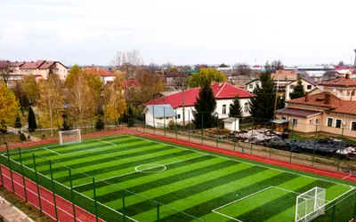 Tehnologie de Vârf în Sport: Gazon Artificial și Tartan în Amenajarea Terenurilor Multisport de la A la Z