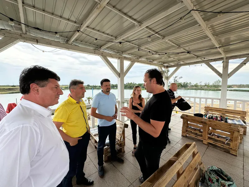 Jurnalistul britanic Charlie Ottley, a filmat miercuri în județul Arad