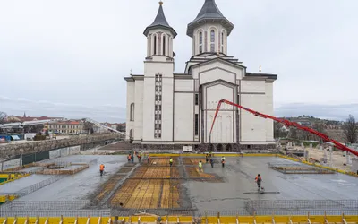 Constructorul toarnă planșeul și grinzile de beton la parcarea de  tip park and ride