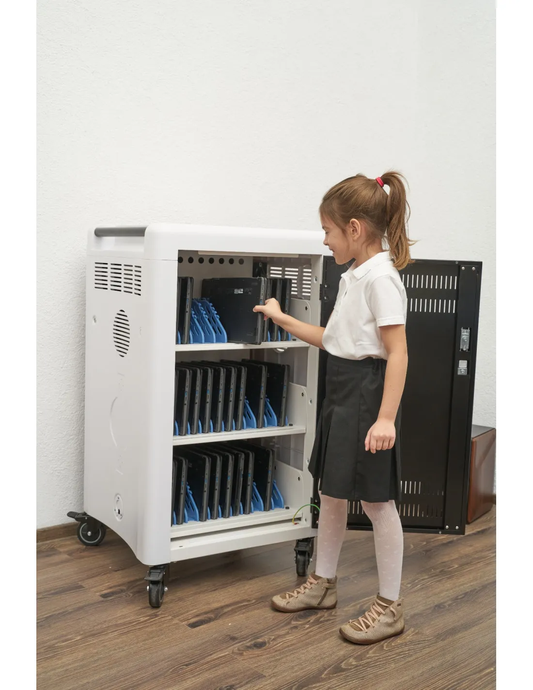 Stație mobilă pentru încărcare inteligentă - 36 dispozitive