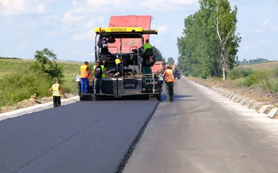 Asfaltările pe Drumul Strategic se apropie de final