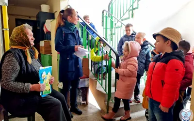 Copiii de grădiniță fac voluntariat pentru bunicii singuri