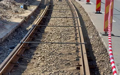 Asfaltul de lângă șinele de tramvai va fi refăcut pe o lungime de  6,3 km, prin aplicarea unui cordon elastic