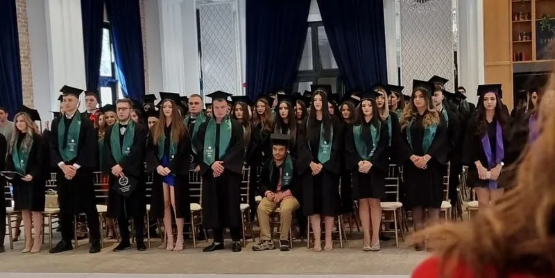 IMPRESIONANT. Un tânăr care nu-și poate folosi mâinile și picioarele și-a încheiat studenția cu 10 la examenul de licență!