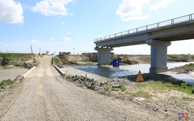 Au început lucrările de refacere a podului care face legătura între Vadu Roșca și  Vulturu