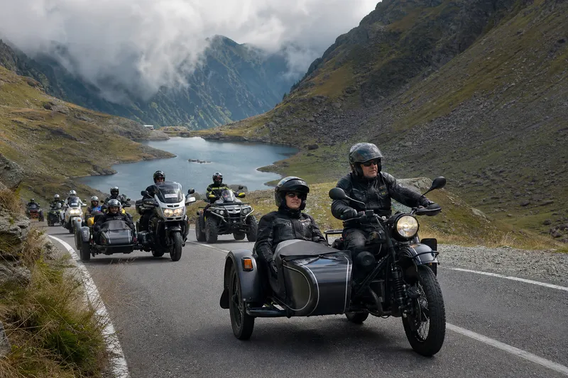 Cu atașul pe Transfăgărășan: zeci de motocicliști au urcat la Bâlea Lac alături de persoane cu dizabilități