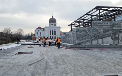 Continuă lucrările pentru amenajarea zonei publice aflate deasupra parcării subterane de pe strada Independenței
