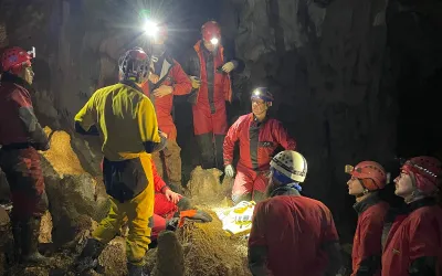 Exercițiu în premieră pentru salvarea speologică din România, în peștera Humpleu