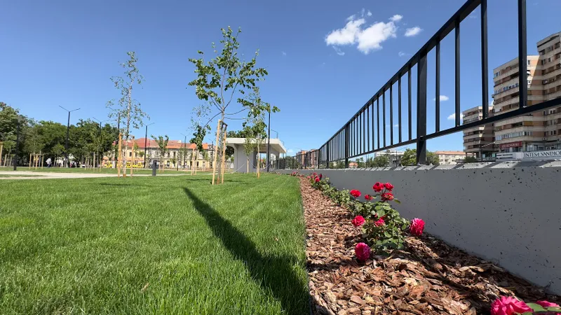 Piațeta pietonală din zona pasajelor din Centrul Civic prinde culoare: 127 de arbori, 520 de plante perene, 400 de trandafiri