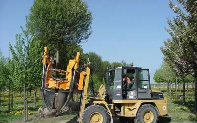 Mașini de transplantat / mutat arbori - pentru profesioniștii din peisagistică, livezi și pepiniere