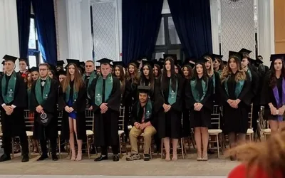 IMPRESIONANT. Un tânăr care nu-și poate folosi mâinile și picioarele și-a încheiat studenția cu 10 la examenul de licență!