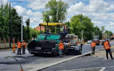 Se toarnă primul strat de asfalt pe Calea Aradului