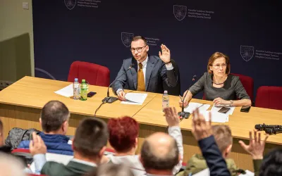 Consiliul Județean Harghita aprobă două proiecte europene pentru tinerii NEETs și ia decizii privind infrastructura județeană