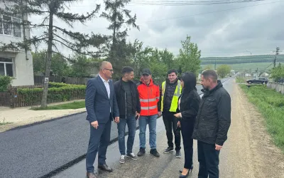Covor asfaltic nou turnat pe drumul județean din Copălău
