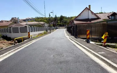 Turnat stratul de uzură pe strada Arinului în cadrul modernizării tronsonului Calea Adevărului – strada Sofiei