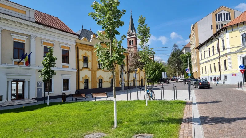 Au fost finalizate lucrările de reabilitare a Centrului Istoric al Devei!