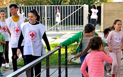 Voluntarii Crucii Roșii Deva au citit și au scris împreună cu copiii din cartierul Grigorescu