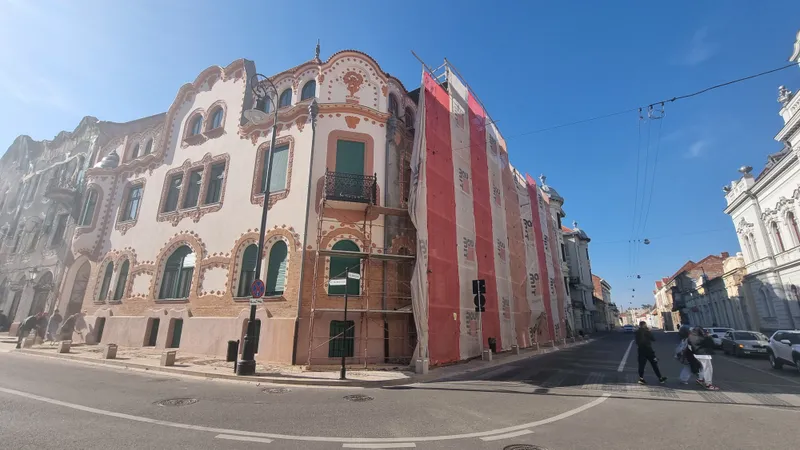 Reabilitarea fațadei Palatului Adorjan I a fost finalizată – se  demontează schelele