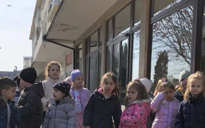 Acasă la bunicii care n-au parte de nepoți. Copiii de la Grădiniţa PP7 Deva au adus primăvara în casele persoanelor vârstnice