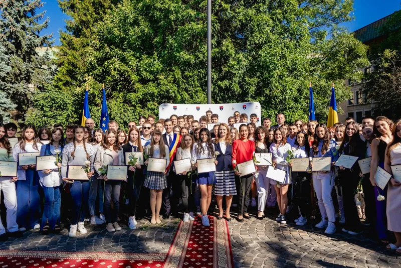 Elevii maramureșeni cu note de 10 la examenele naționale, premiați de ministrul Educației, Ligia Deca, și președintele Consiliului Județean, Ionel Bogdan