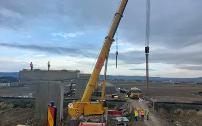 Primele grinzi la pasajul suprateran de pe Centura Oșorhei