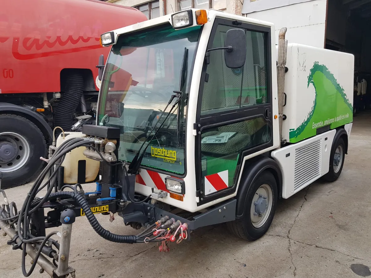 Autospeciala de spalat \\ dezinfectat stradal, trotuar, alee
