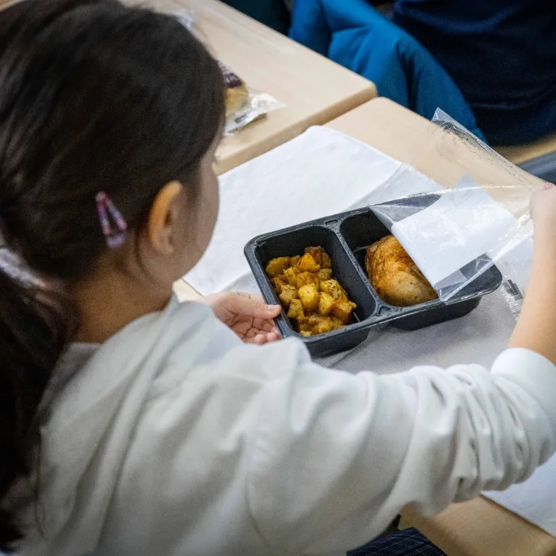 Banca de Alimente a Sectorului 6 livrează, de azi, mâncare caldă pentru elevii de la „Școala după școală”