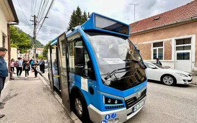 Elevii din Deva merg la școală cu vehiculele electrice achiziționate de administrația publică locală