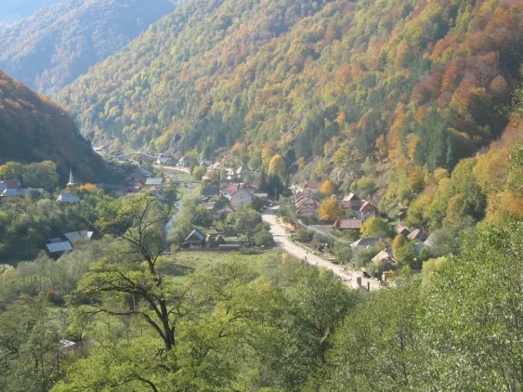 Se modernizează infrastructura rutieră din comuna Valea Ierii