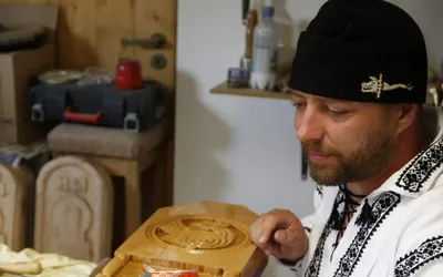 O viață cu sens închinată artei creștine - Cosmin Pol, sculptor și pictor bisericesc