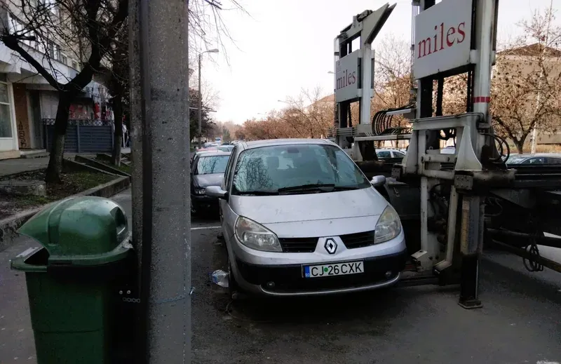 Autovehicul Renault Scenic abandonat, ridicat de pe domeniul public în Oradea