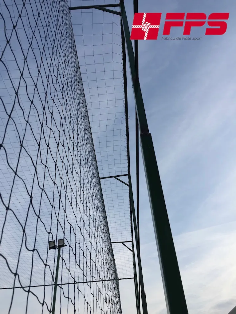 Echipeaza terenul de sport cu plasa de protectie