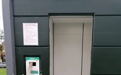 Ambele toalete publice din Coridorul verde Barcăului au fost  vandalizate