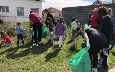 Campanie de ecologizare recompensată cu dulciuri – pentru copiii din cartierul Grigorescu!
