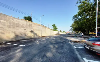 Aproape 100 de locuri de parcare au fost amenajate în locul clădirii abandonate din vecinătatea Parcului Brătianu