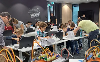 Educație modernă cu robotică și inteligență artificială. Impactul NEXTLAB.TECH în școlile românești