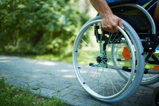 Crește salariul asistenților personali și indemnizația lunară pentru persoane cu handicap grav