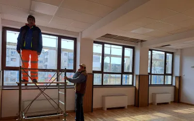 Lucrările de reabilitare și modernizare a Școlii Gimnaziale ,,Andrei Șaguna” Deva continuă în ritm susținut