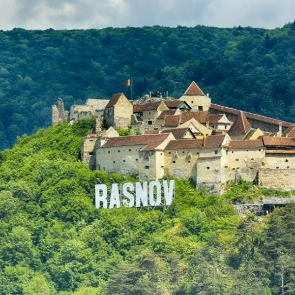 Râșnov: „Aer curat, mâncare bună, mă văd expus la îngrășat”