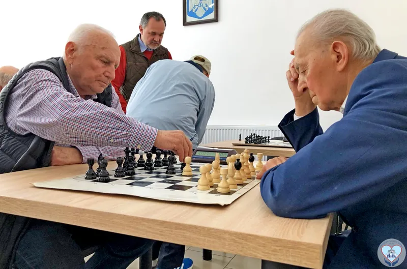 Competiție de șah rapid între seniorii Devei. Vârsta maximă a participanților - 93 de ani!