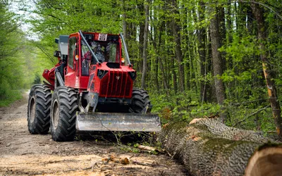 Eficiență în toate anotimpurile: Tractoarele IRUM, soluții multifuncționale pentru infrastructura locală și agricultură