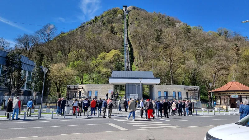 De astăzi, puteți urca cu Telecabina pe Cetatea Devei !