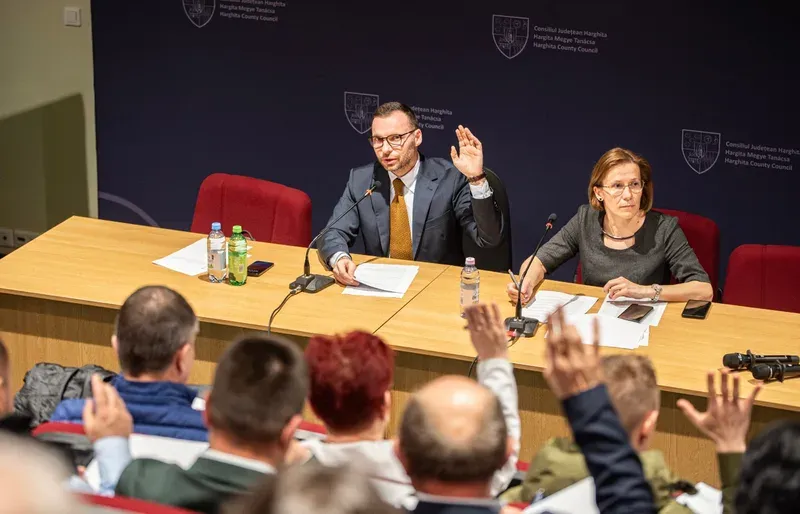 Consiliul Județean Harghita aprobă două proiecte europene pentru tinerii NEETs și ia decizii privind infrastructura județeană
