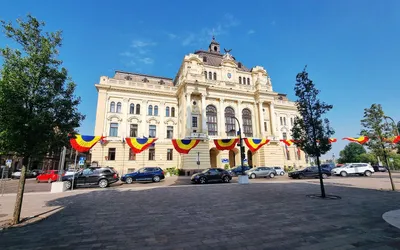 Centrul orașului se îmbracă în tricolor – Au început pregătirile  pentru 20 aprilie