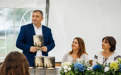 Președintele Consiliului Județean Cluj debutează ca autor în limba spaniolă cu „Suflet Regăsit” — lansare la Târgul de Carte din Bimenes