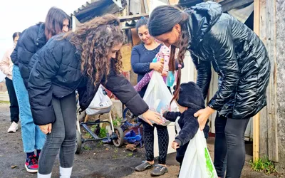 ȘCOALA CARE DĂRUIEȘTE. Dulciuri de la liceeni pentru 26 de copii din familii vulnerabile