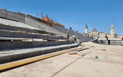 Continuă lucrările de amenajare a piațetei de deasupra Parcării  Independenței