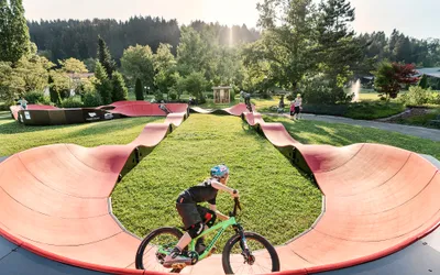 Află ce este un PUMPTRACK și de ce trebuie să ai unul în localitatea ta. O investiție cu valoare mică, cu beneficii mari pentru comunitate.