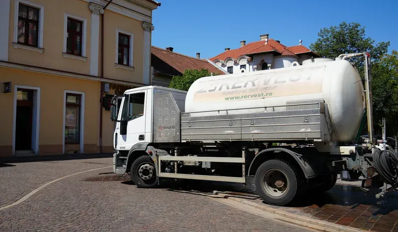 Primăria Oradea: demarate acțiuni de stropire a străzilor pe durata temperaturilor caniculare